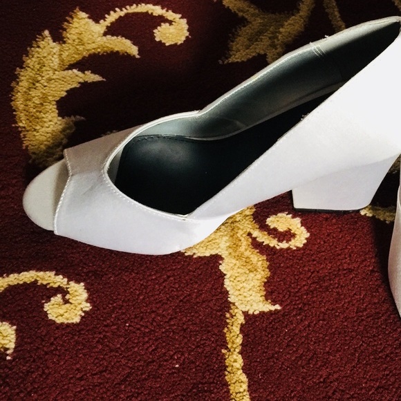 Silver shoes Size 9. - Picture 11 of 14